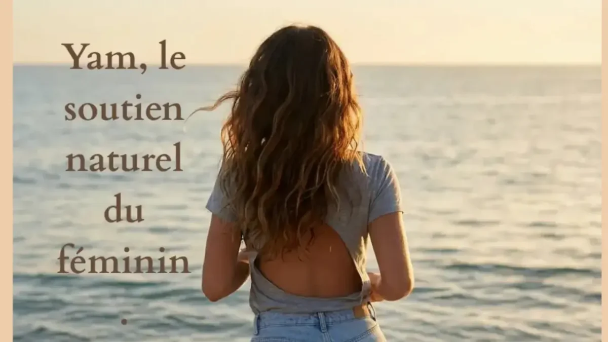 Femme cheveux chatains et longs avec un tee-shirt gris dos nu et jean courant face à la plage. Ecrit "yam le soutien naturel du feminin"