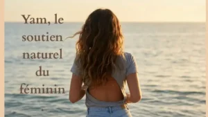Femme cheveux chatains et longs avec un tee-shirt gris dos nu et jean courant face à la plage. Ecrit "yam le soutien naturel du feminin"