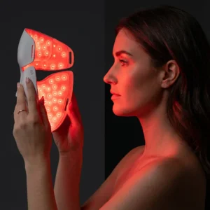 Masque à led rouge devant le visage d'une femme brune 