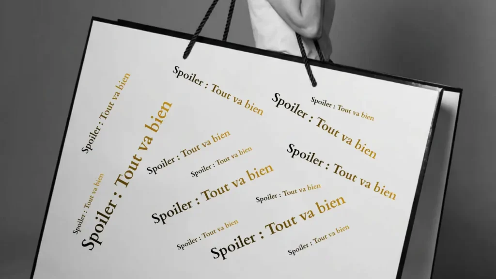 Femme portant un sac immense type sac de shopping avec écrit à plusieurs reprises "spoiler: Tout va bien"