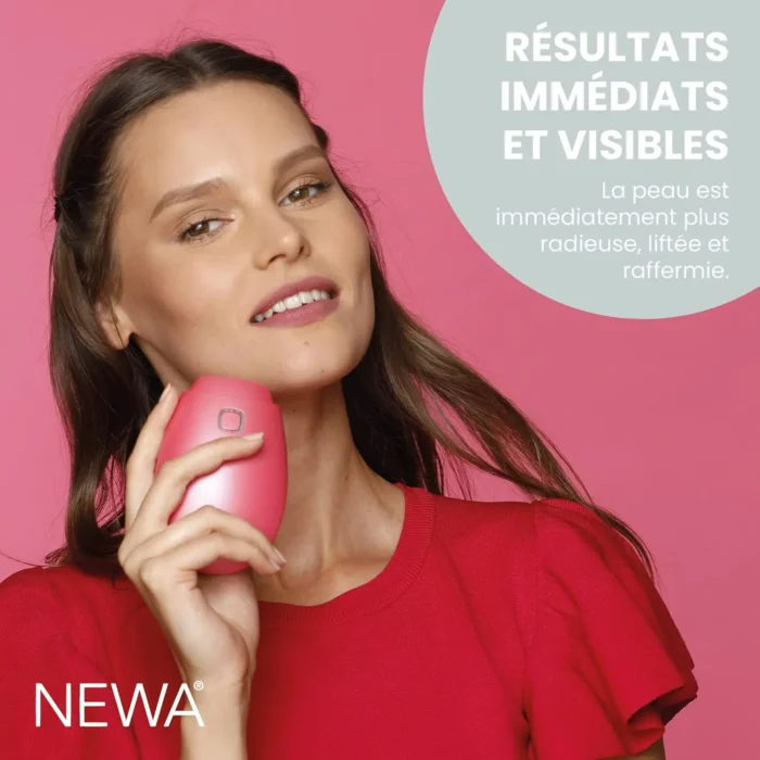 Femme avec pull rouge et un appareil radiao fréquence à la main appliqué sur le visage