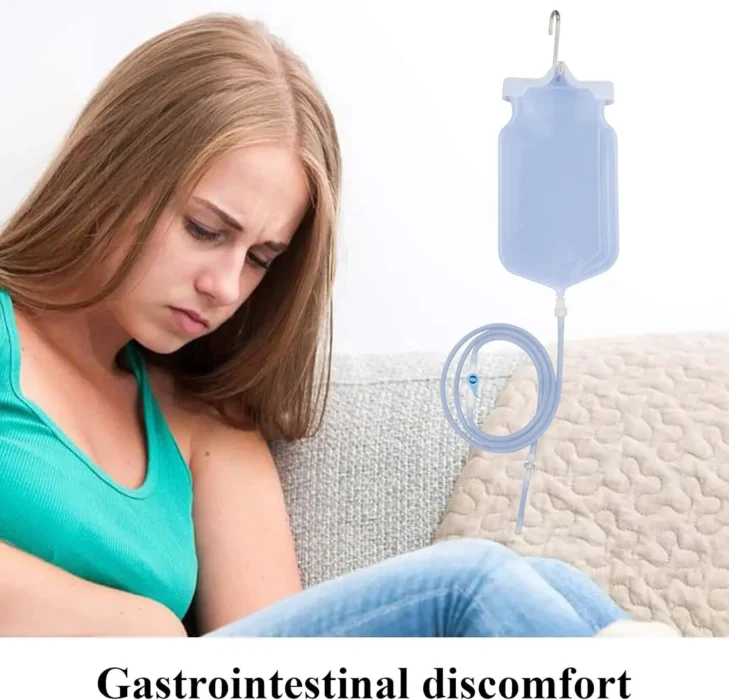 femme assisse sur canapé avec douleur ventre et une poche de lavement intestinale à coté d'elle.